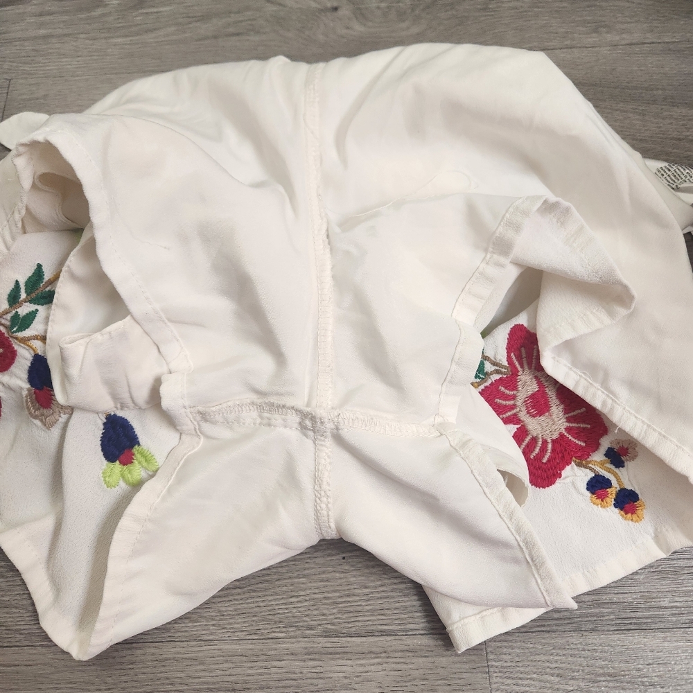 Guess White Shorts Bib Jumper‎ Size 4 Embroidered Y2K Floral Lightweight  Eyelet - Picture 9 of 14